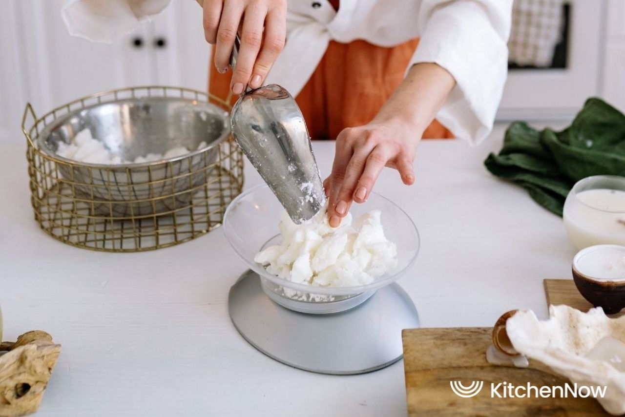 kitchennow-cloud-kitchen-in-taiwan-reduce-waste-chef-scooping-cream