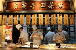 chinese-chef-cooking-in-restaurant